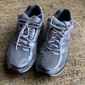 Brooks addiction size 10